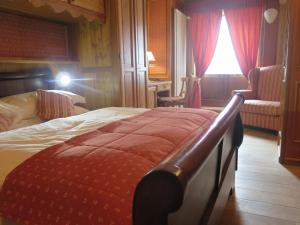 布勒伊-切尔维尼亚Chambres Mont Cervin的酒店客房设有床和窗户。