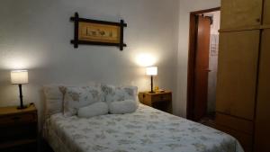 埃斯特角城Los Mochos Portezuelo的一间卧室配有一张带枕头的床和两盏灯。