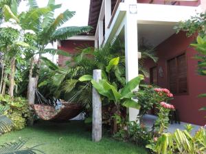 伊塔乌纳斯Pousada Flores的前面有一堆植物的房子