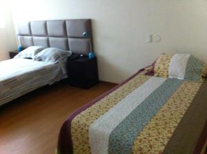 利马Departamento Miraflores的一间客房内配有两张床的房间