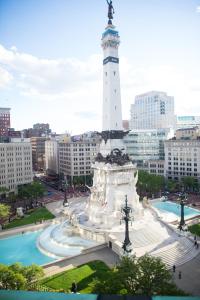 印第安纳波利斯哥伦比亚俱乐部酒店的一座有喷泉的城市中的白色大塔