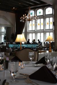印第安纳波利斯哥伦比亚俱乐部酒店的用餐室配有带玻璃杯的桌子
