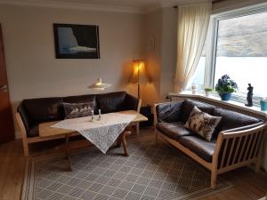 VestnanhavnBudget Guesthouse Borgustova的客厅配有沙发和桌子