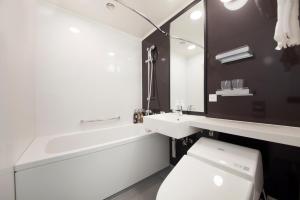 东京里士满东京水道桥酒店的带浴缸、卫生间和盥洗盆的浴室