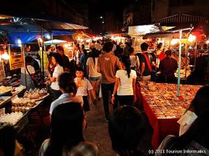 入住素叻他尼机场TJ至龟岛夜间船屋的客人