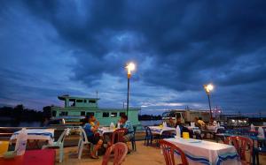 素叻机场至帕岸岛过夜渡轮船屋餐厅或其他用餐的地方