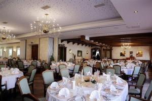 瓦伦多夫恩格尔酒店的宴会厅配有白色的桌椅