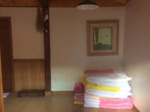 全州市烟纱吉旅馆的客房配有带枕头套的床。