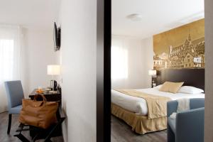 亚眠Logis hôtel - La Chambre D'Amiens的两张照片的酒店客房 - 带一张床和一把椅子