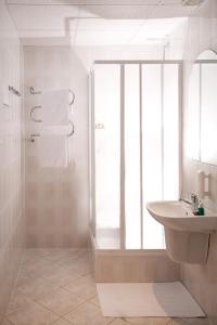 普热梅希尔信天翁酒店的白色的浴室设有水槽和淋浴。