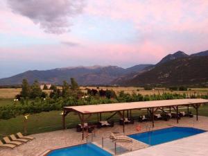 Graviá凯迪玛凯乐特斯塔公寓式酒店的一座带游泳池和山脉的度假村