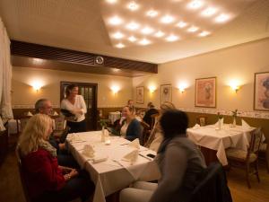 明登祖尔施特默珀斯特酒店的一群坐在餐厅桌子上的人