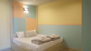 安帕瓦安帕瓦君提玛酒店的一间卧室配有带毛巾的床