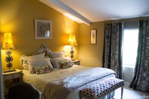 阿兰Domaine de Mejeans - Teritoria的一间卧室设有一张黄色墙壁的大床