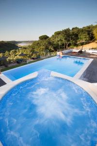 米尔芳提斯城乡村旅游——弗雷克塞尔农庄旅馆的蓝色海水大型游泳池