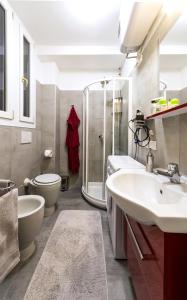 米兰蓝天公寓的浴室配有卫生间、盥洗盆和淋浴。