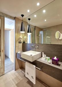 巴塞罗那巴塞罗纳卡泰多拉尔酒店的一间带水槽和镜子的浴室