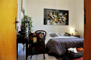 阿格里真托拉曼萨迪娜住宿加早餐旅馆的一间卧室配有一张床、一张书桌和一幅画