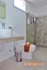 甲米镇博克斯之家度假村的浴室配有卫生间、盥洗盆和淋浴。