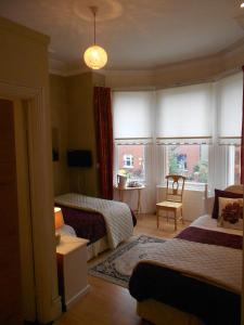都柏林波特兰住宿加早餐旅馆的酒店客房设有两张床和窗户。