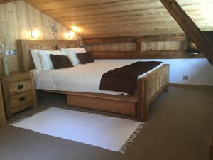 夏蒙尼-勃朗峰La Grange De L'Aiguille的小木屋内一间卧室,配有一张大床