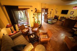 阿古伊梅斯卡梅洛斯乡间酒店的享有客厅的顶部景致,客厅配有沙发和椅子