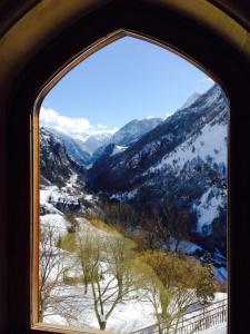 塞特埃甘奥博格托森德奥住宿加早餐旅馆的享有雪山美景的拱形窗户