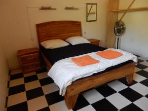 AbéméContany Counda的一间卧室配有一张带两个橙色毛巾的床