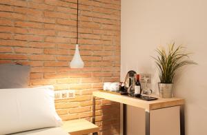巴塞罗那费南多旅馆的卧室设有砖墙和桌子