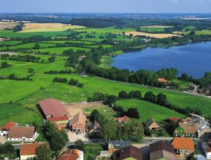格罗斯威登西波尼豪夫纳夫埃姆维滕塞酒店的享有小村庄和湖泊的空中景色