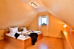 不来梅港Ferienhaus Kottmann的一间位于阁楼的小型客房,配有两张床