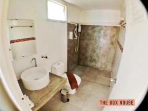 甲米镇博克斯之家度假村的浴室配有白色水槽和卫生间。