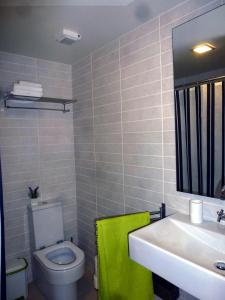 蓬塔德尔加达CASAS MARE , Ponta Delgada, Madeira的浴室配有白色卫生间和盥洗盆。