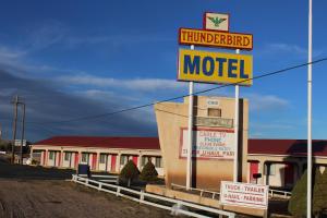 拉斯维加斯Thunderbird Motel Las Vegas/ New Mexico的汽车旅馆前的汽车旅馆标志