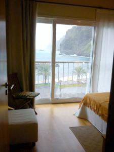 蓬塔德尔加达CASAS MARE , Ponta Delgada, Madeira的客房享有海景。