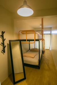 佛丕佛塔景观旅舍 的双层床间 - 带两张双层床和镜子