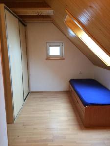 DrienicaChata Miška的小房间设有蓝色的床和窗户