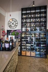 贝尔蒂诺罗Albergo Colonna的一间储藏了大量葡萄酒的商店