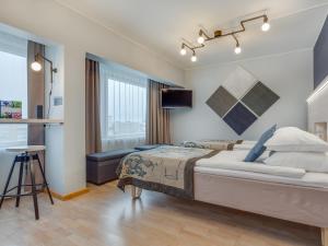 瓦萨瓦库娜瓦萨原味所库斯酒店的一间卧室设有一张大床和一个窗户。