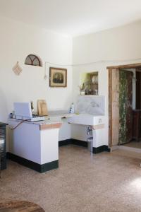 Isca sullo IonioCasa Cucuzzolo的客房设有一张带笔记本电脑的书桌