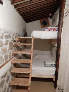 Isca sullo IonioCasa Cucuzzolo的客房设有两张双层床和梯子