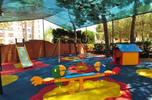 圣苏珊娜HomeHolidaysRentals Aqua的儿童游乐区设有秋千和滑梯