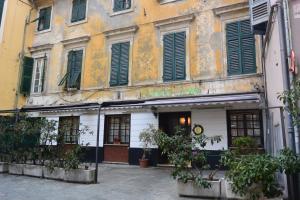热那亚潘森酒店的街道上一座带绿色百叶窗的古老建筑