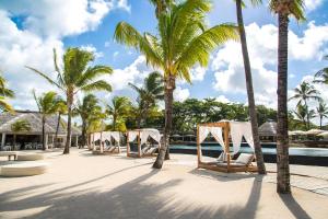 Beau Champ安娜希塔高尔夫及Spa度假酒店的游泳池旁的一排椅子和棕榈树