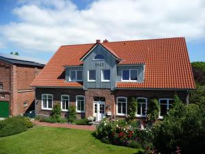 MeeschendorfBackhaus Meeresblick的一座砖房,有橙色屋顶