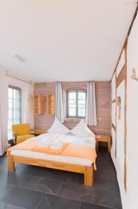 纽伦堡孔斯特卡缇尔比奥酒店的一间卧室配有一张大床和一张黄色椅子