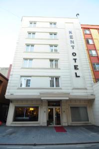 萨姆松肯特酒店的白色的建筑,上面标有读取酒店的标志