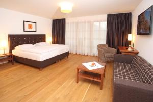 埃本塞霍施特劳恩湖萨尔茨卡默古特酒店的酒店客房,配有床和沙发