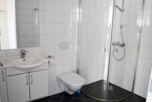 SulaSula Rorbuer og Havhotell的浴室配有卫生间、盥洗盆和淋浴。