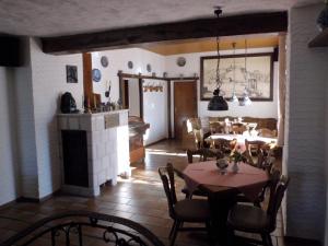 科布伦茨祖尔帕法奈餐厅酒店的一间带桌椅和壁炉的用餐室